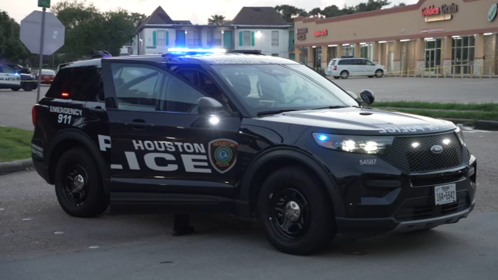 Man found shot dead outside southwest Houston convenience store, suspect missing, HPD says